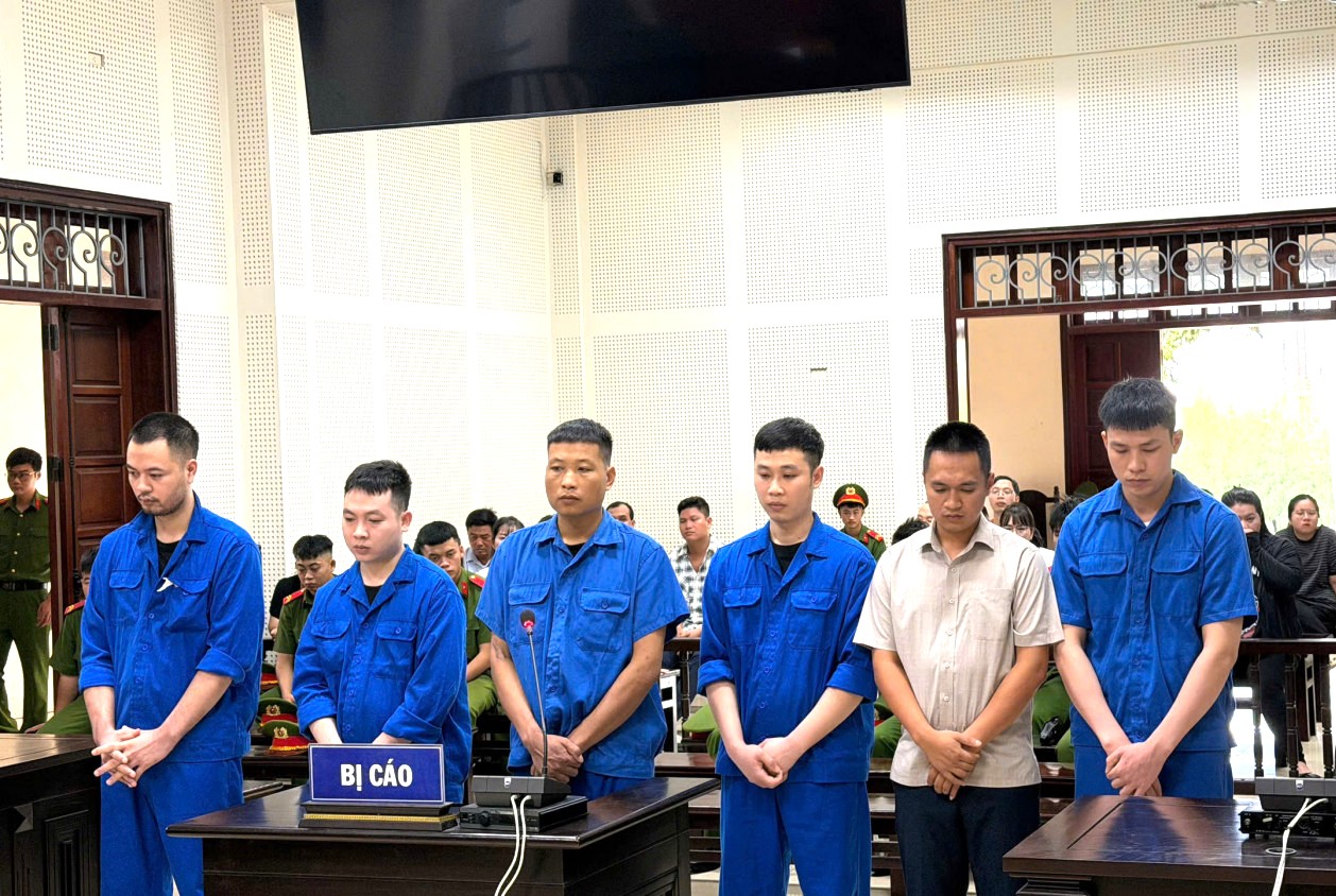 Trộm hơn 3 tấn vật liệu 'bạc dạng kẹo', nh&oacute;m c&ocirc;ng nh&acirc;n nhận kết đắng - Ảnh 1.