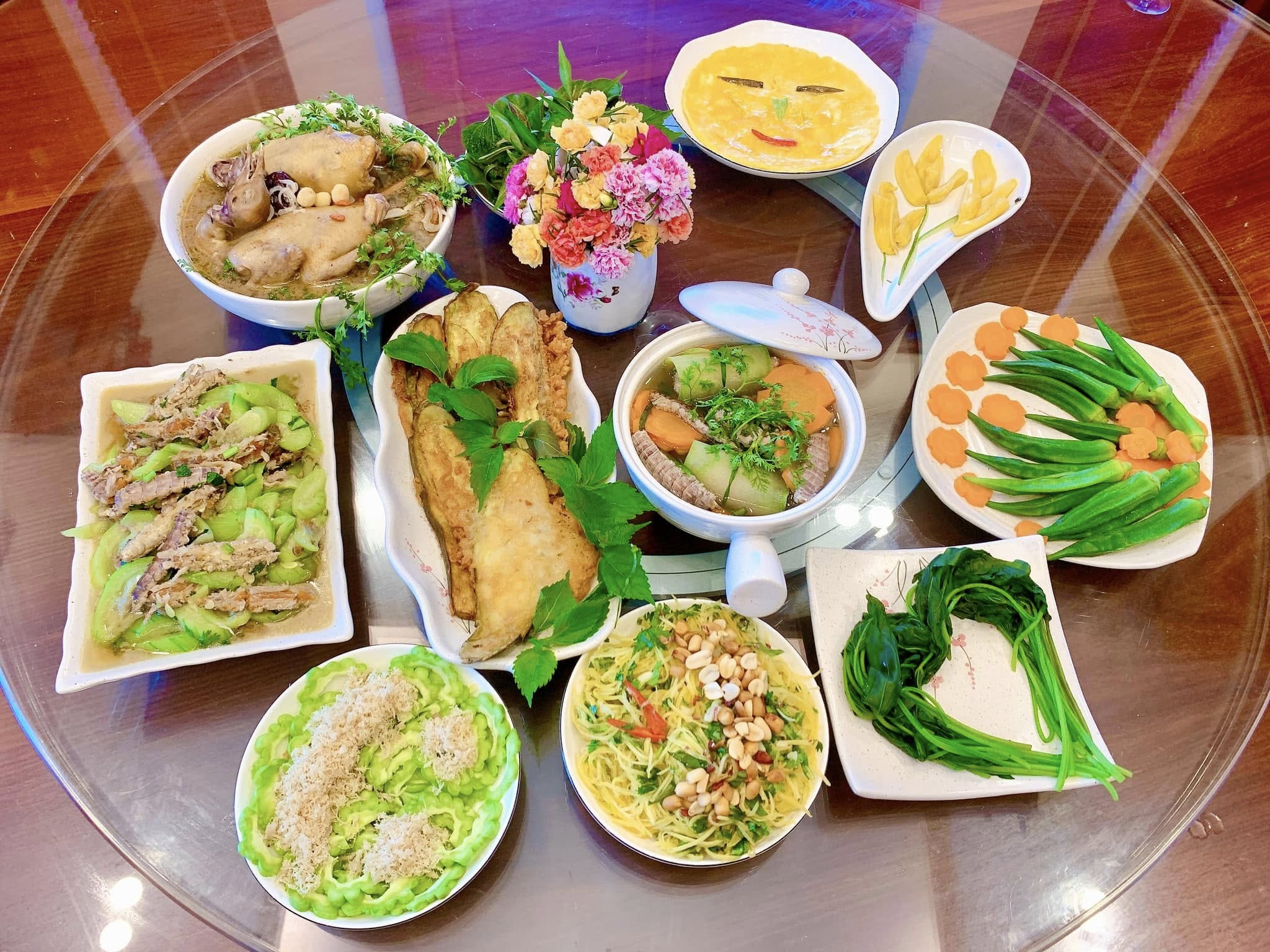 10 mâm cơm gia đình nấu vội nhưng bổ dưỡng, đẹp mắt để quây quần ngày nghỉ lễ 2/9 - Ảnh 1.