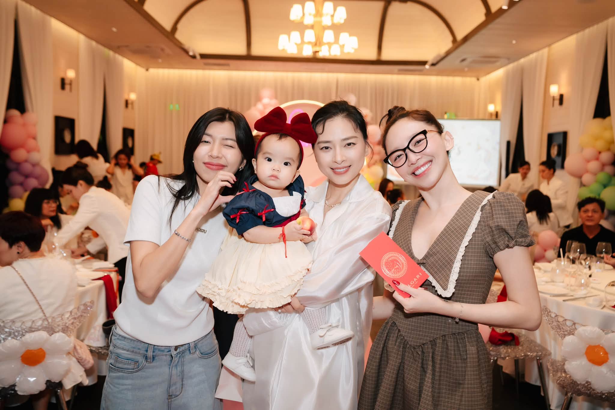 Ng&ocirc; Thanh V&acirc;n v&agrave; khoảnh khắc sinh nhật 1 tuổi độc đ&aacute;o của Con g&aacute;i Gạo - Ảnh 11.