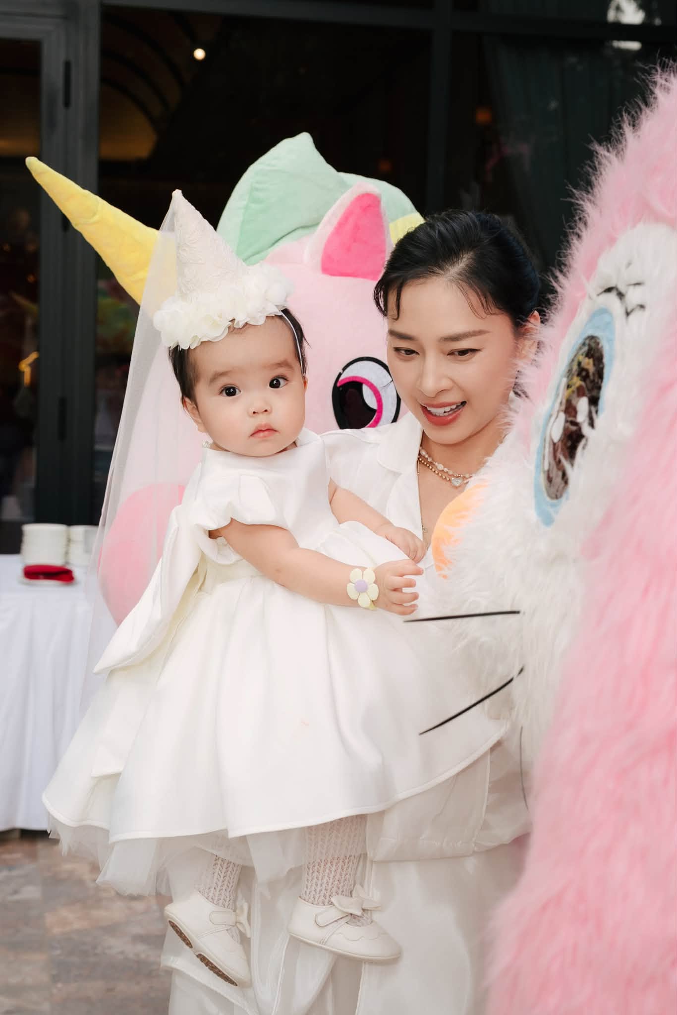 Ng&ocirc; Thanh V&acirc;n v&agrave; khoảnh khắc sinh nhật 1 tuổi độc đ&aacute;o của Con g&aacute;i Gạo - Ảnh 8.