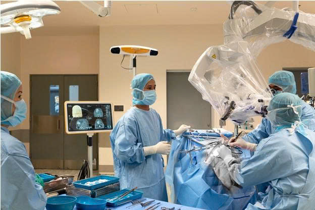 Vượt hơn 40 hải lý giữa đêm cứu thuyền viên người Nga bị xuất huyết não - Ảnh 2.