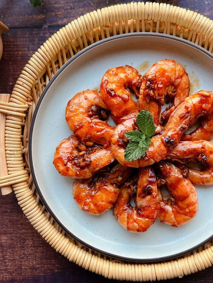 Ăn vỏ tôm có thực sự giàu canxi như lời đồn? Câu trả lời khiến nhiều người bất ngờ - Ảnh 1.
