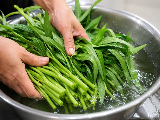 Người Việt n&ecirc;n ăn bao nhi&ecirc;u rau mỗi ng&agrave;y? Chuy&ecirc;n gia gợi &yacute; 3 loại rau quen thuộc n&ecirc;n bổ sung thường xuy&ecirc;n - Ảnh 2.