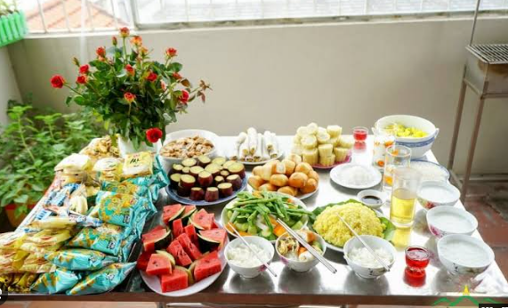 Nhà không có sân, ở chung cư thì đặt lễ cúng cô hồn ở đâu? - Ảnh 1.