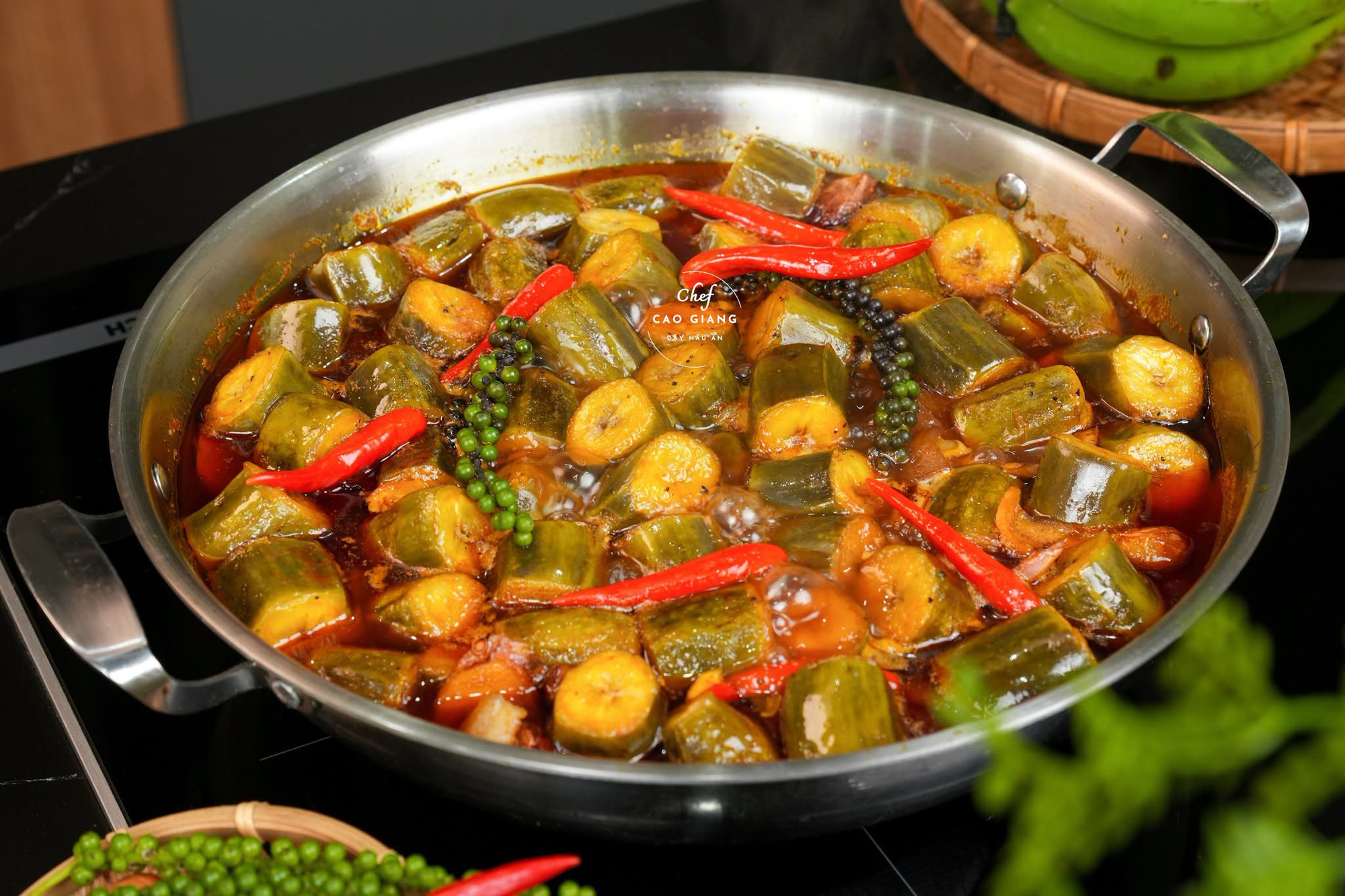 Hội chị em đang rầm rộ đu trend m&oacute;n chuối kho nguy&ecirc;n miếng: Nguy&ecirc;n liệu rẻ, c&aacute;ch l&agrave;m cực dễ m&agrave; hao cơm bất ngờ- Ảnh 1.