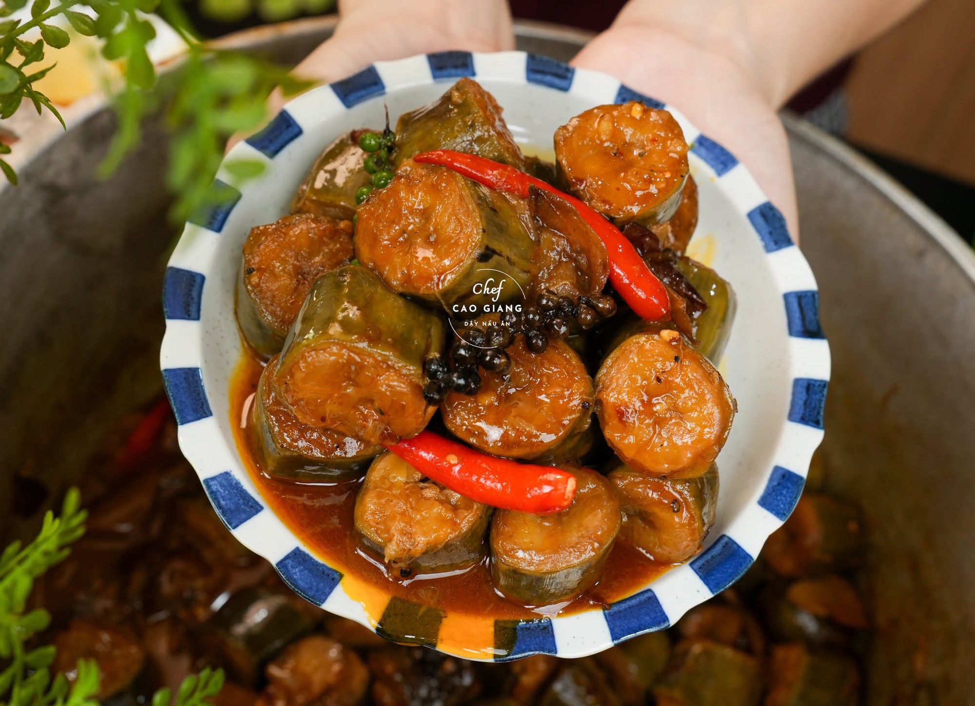 Hội chị em đang rầm rộ đu trend m&oacute;n chuối kho nguy&ecirc;n miếng: Nguy&ecirc;n liệu rẻ, c&aacute;ch l&agrave;m cực dễ m&agrave; hao cơm bất ngờ- Ảnh 3.