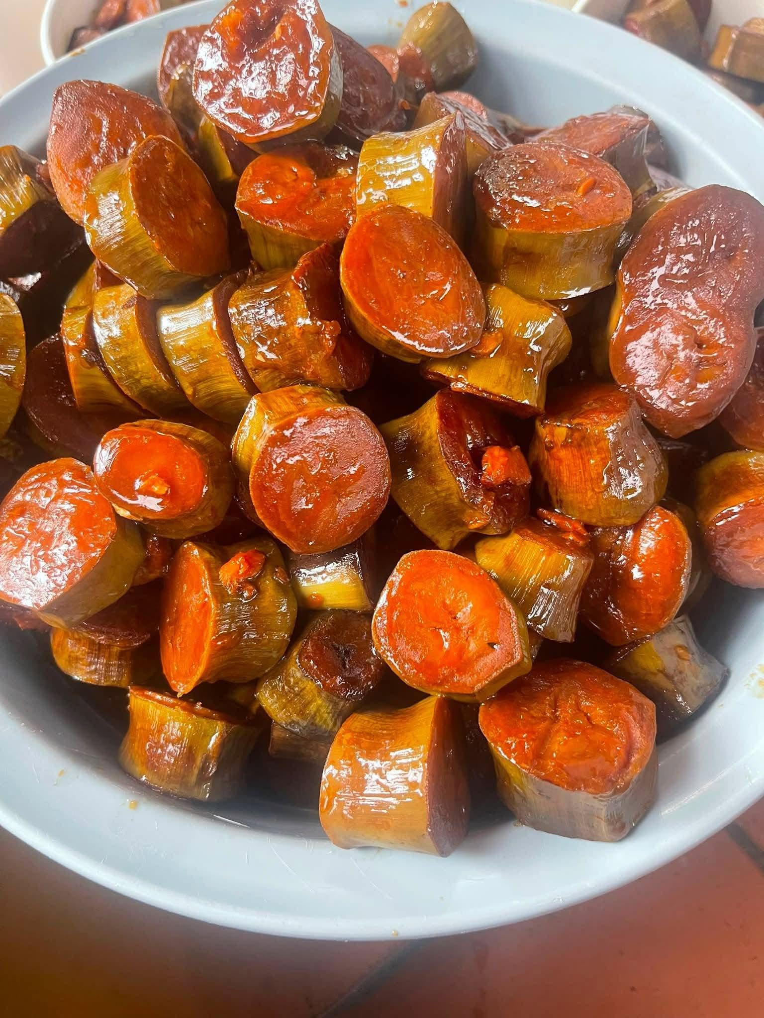 Hội chị em đang rầm rộ đu trend m&oacute;n chuối kho nguy&ecirc;n miếng: Nguy&ecirc;n liệu rẻ, c&aacute;ch l&agrave;m cực dễ m&agrave; hao cơm bất ngờ- Ảnh 4.