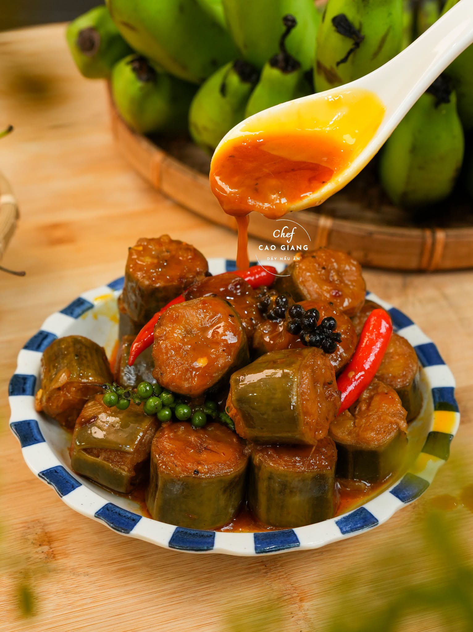 Hội chị em đang rầm rộ đu trend m&oacute;n chuối kho nguy&ecirc;n miếng: Nguy&ecirc;n liệu rẻ, c&aacute;ch l&agrave;m cực dễ m&agrave; hao cơm bất ngờ- Ảnh 2.