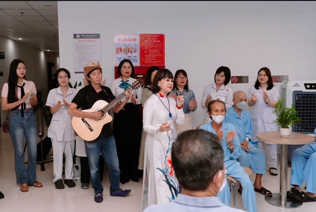 &ldquo;Kh&uacute;c ca Blouse trắng&rdquo; số đầu ti&ecirc;n: H&agrave;nh tr&igrave;nh chữa l&agrave;nh từ tr&aacute;i tim tại bệnh viện Bạch Mai - cơ sở Ninh B&igrave;nh - Ảnh 4.