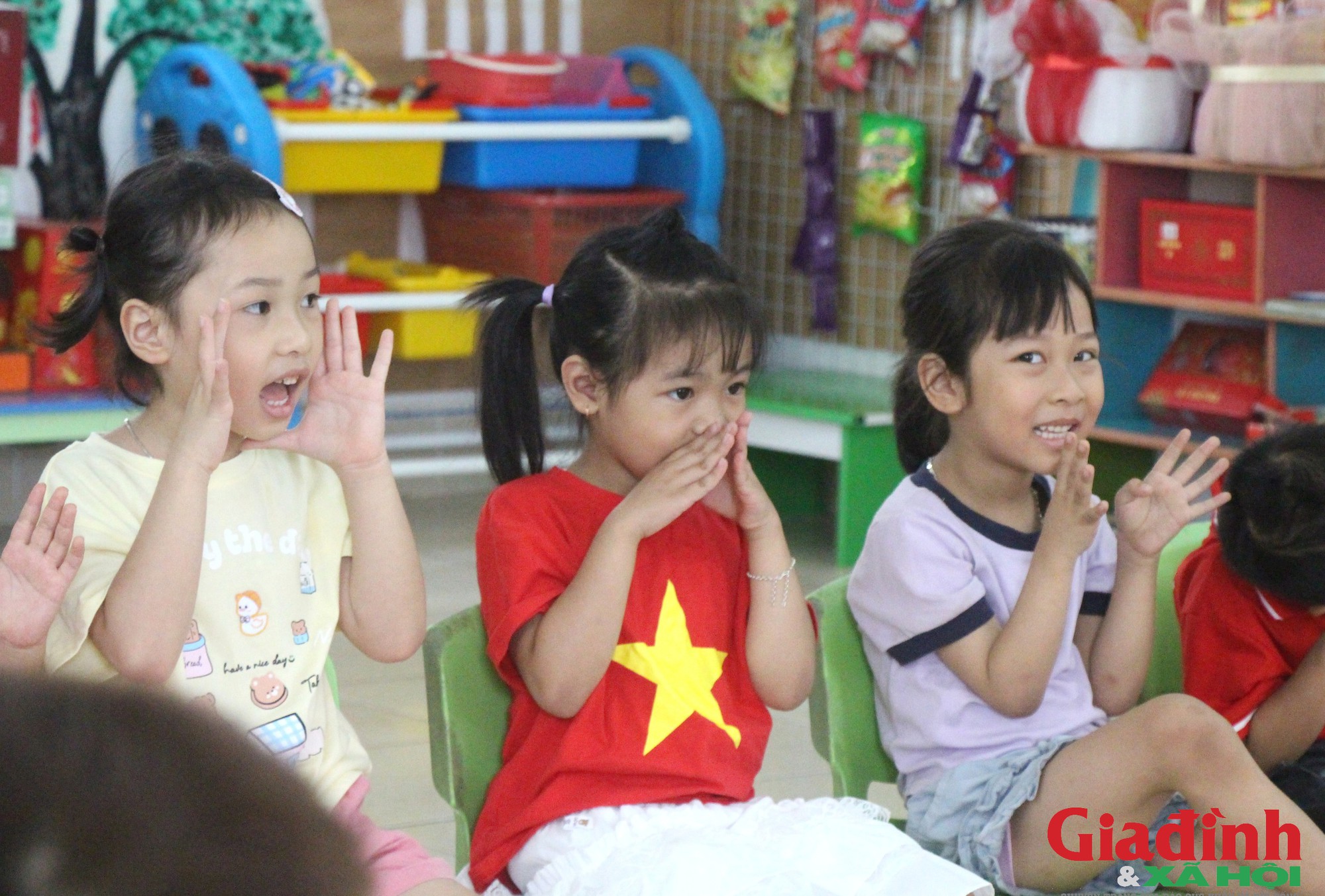 Nỗi niềm giáo viên mầm non những ngày đầu đón trẻ trở lại trường - Ảnh 2.