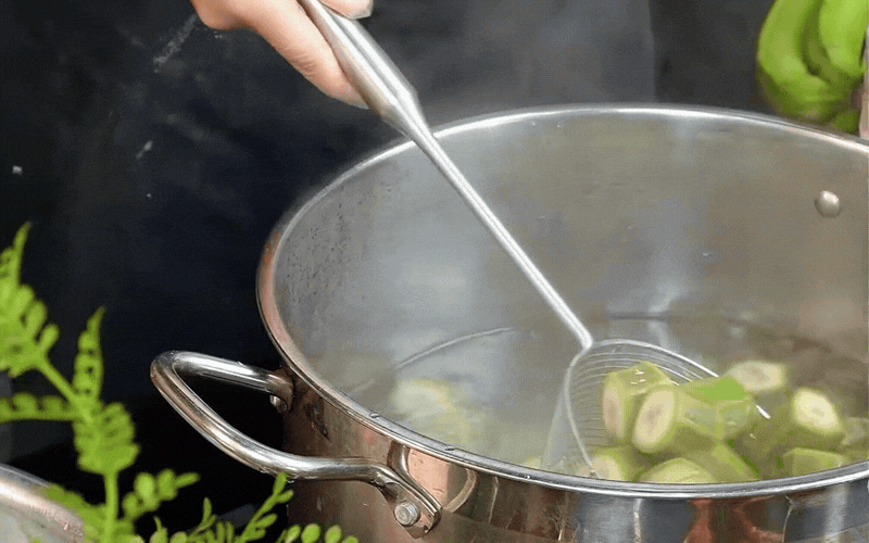 Hội chị em đang rầm rộ đu trend m&oacute;n chuối kho nguy&ecirc;n miếng: Nguy&ecirc;n liệu rẻ, c&aacute;ch l&agrave;m cực dễ m&agrave; hao cơm bất ngờ- Ảnh 8.