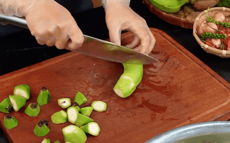 Hội chị em đang rầm rộ đu trend m&oacute;n chuối kho nguy&ecirc;n miếng: Nguy&ecirc;n liệu rẻ, c&aacute;ch l&agrave;m cực dễ m&agrave; hao cơm bất ngờ- Ảnh 6.