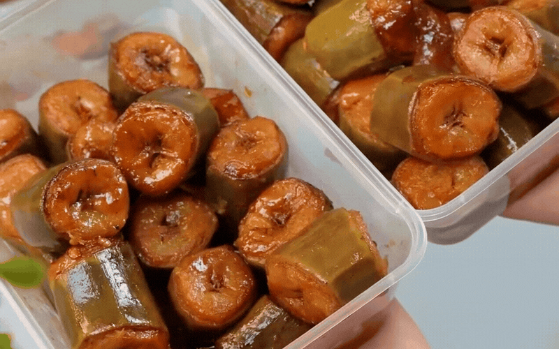 Hội chị em đang rầm rộ đu trend m&oacute;n chuối kho nguy&ecirc;n miếng: Nguy&ecirc;n liệu rẻ, c&aacute;ch l&agrave;m cực dễ m&agrave; hao cơm bất ngờ- Ảnh 10.