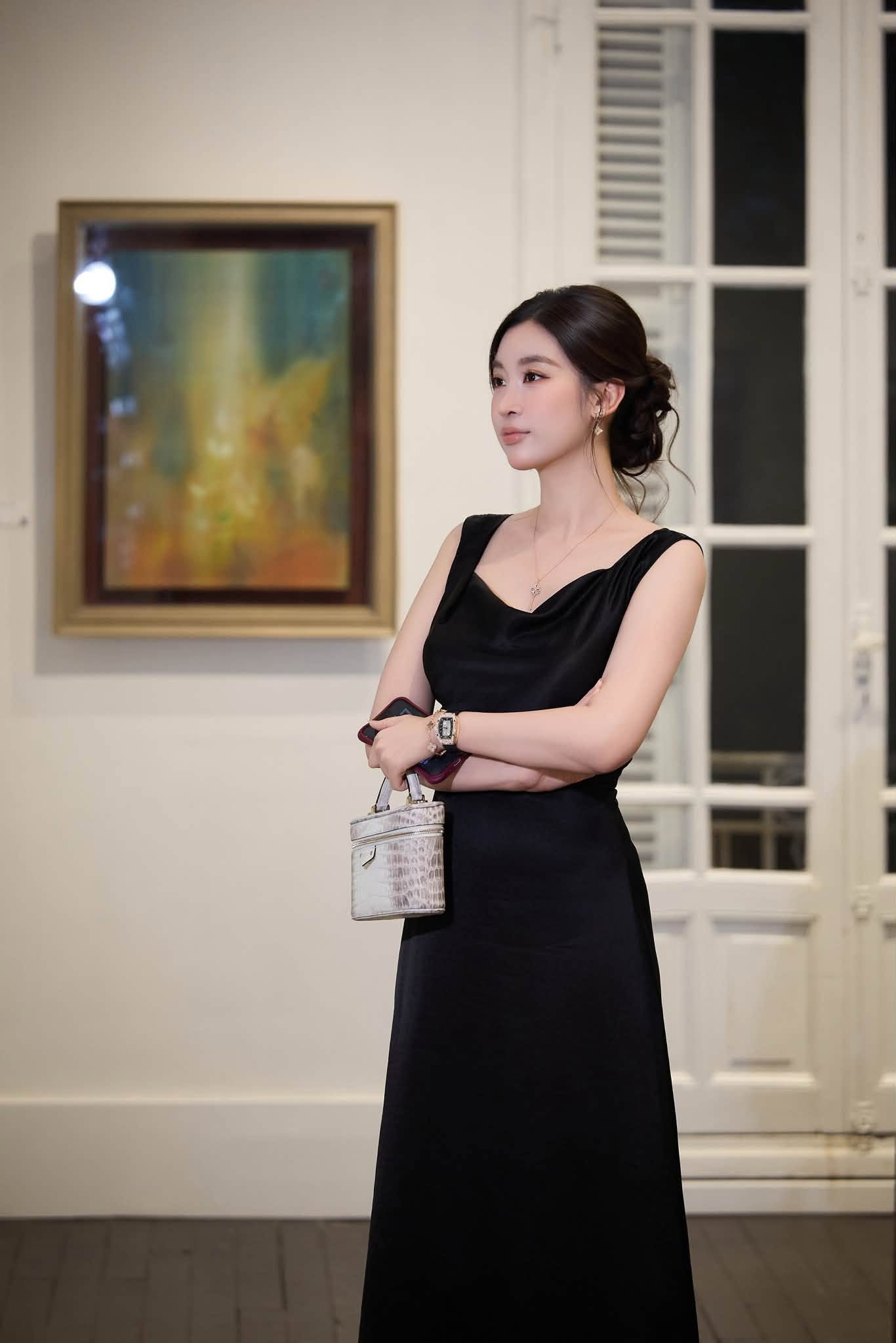 Đỗ Mỹ Linh nổi bật với đầm đen kinh điển tại sự kiện nghệ thuật 2026 - Ảnh 1.
