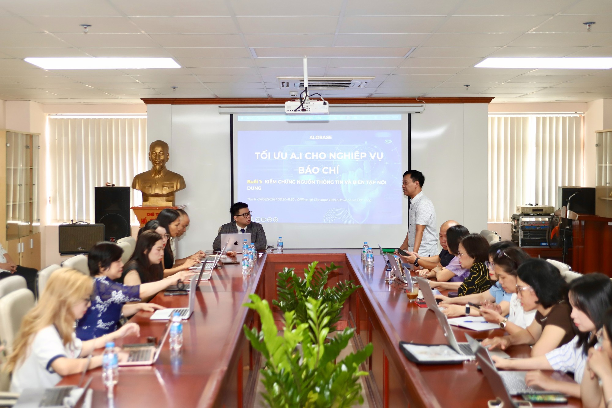 Kỹ năng sử dụng AI trong s&aacute;ng tạo nội dung: Tập huấn tại b&aacute;o sức khỏe v&agrave; Đời sống 2026 - Ảnh 1.