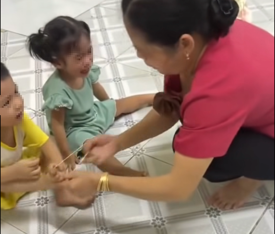 Gi&aacute;o vi&ecirc;n Trường Mầm non L&aacute; Xanh khai g&igrave; về h&agrave;nh vi bắn d&acirc;y thun v&agrave;o hai trẻ?- Ảnh 1.