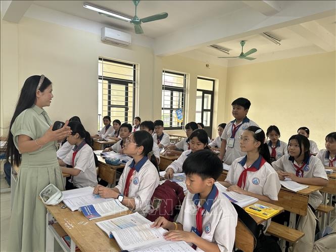 Hiệu trưởng, ph&oacute; hiệu trưởng giảm chức sau sắp xếp được bảo lưu phụ cấp - Ảnh 1.