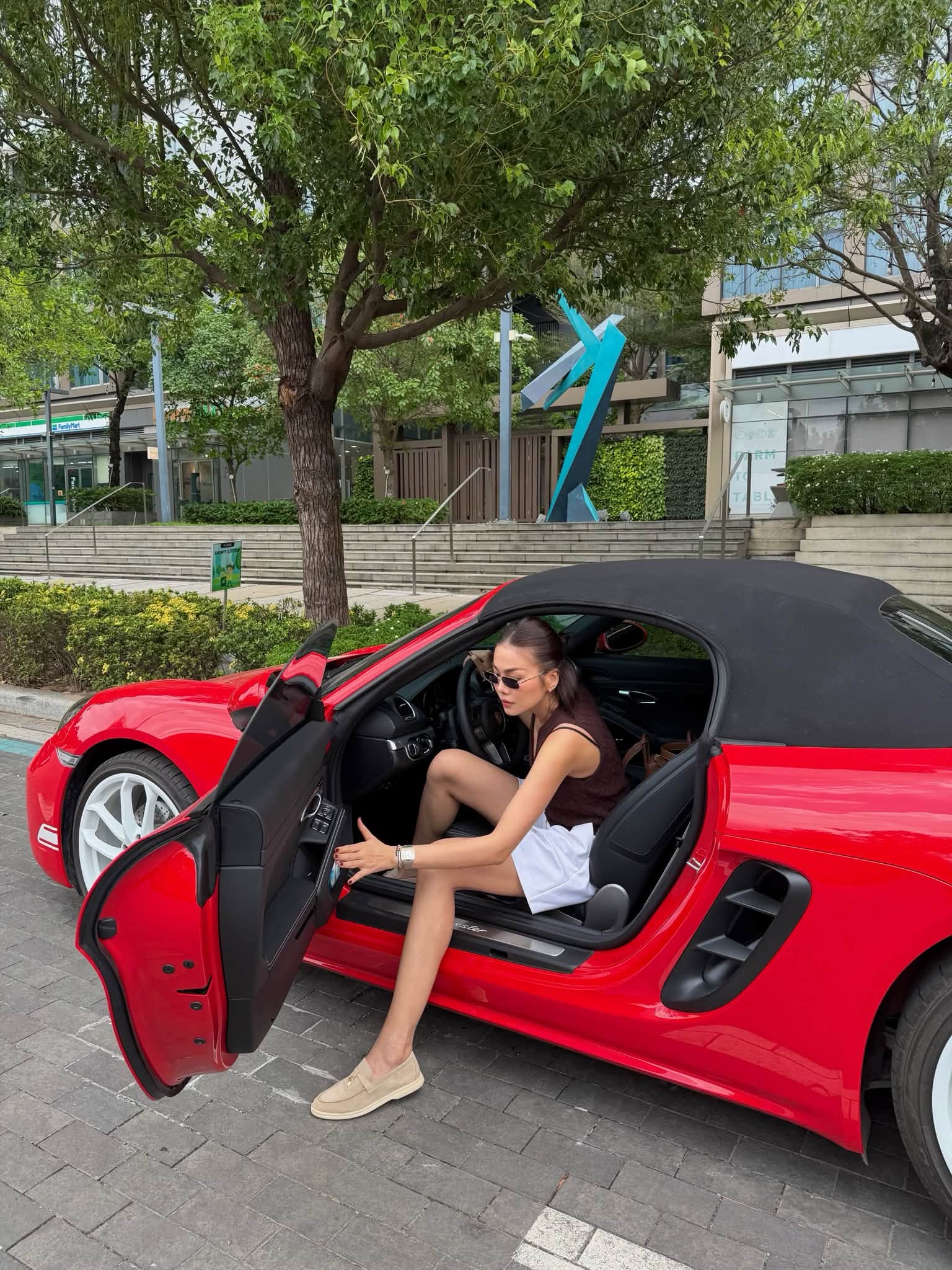 Thanh Hằng lái Porsche gần 6 tỷ đưa chồng đi hẹn hò cuối tuần - Ảnh 3.