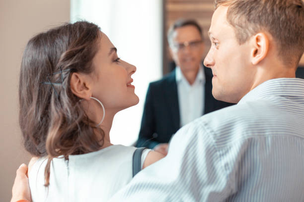 Hôn nhân càng lâu càng dễ mắc 3 sai lầm này: Người khôn ngoan đều biết cách tránh - Ảnh 3.