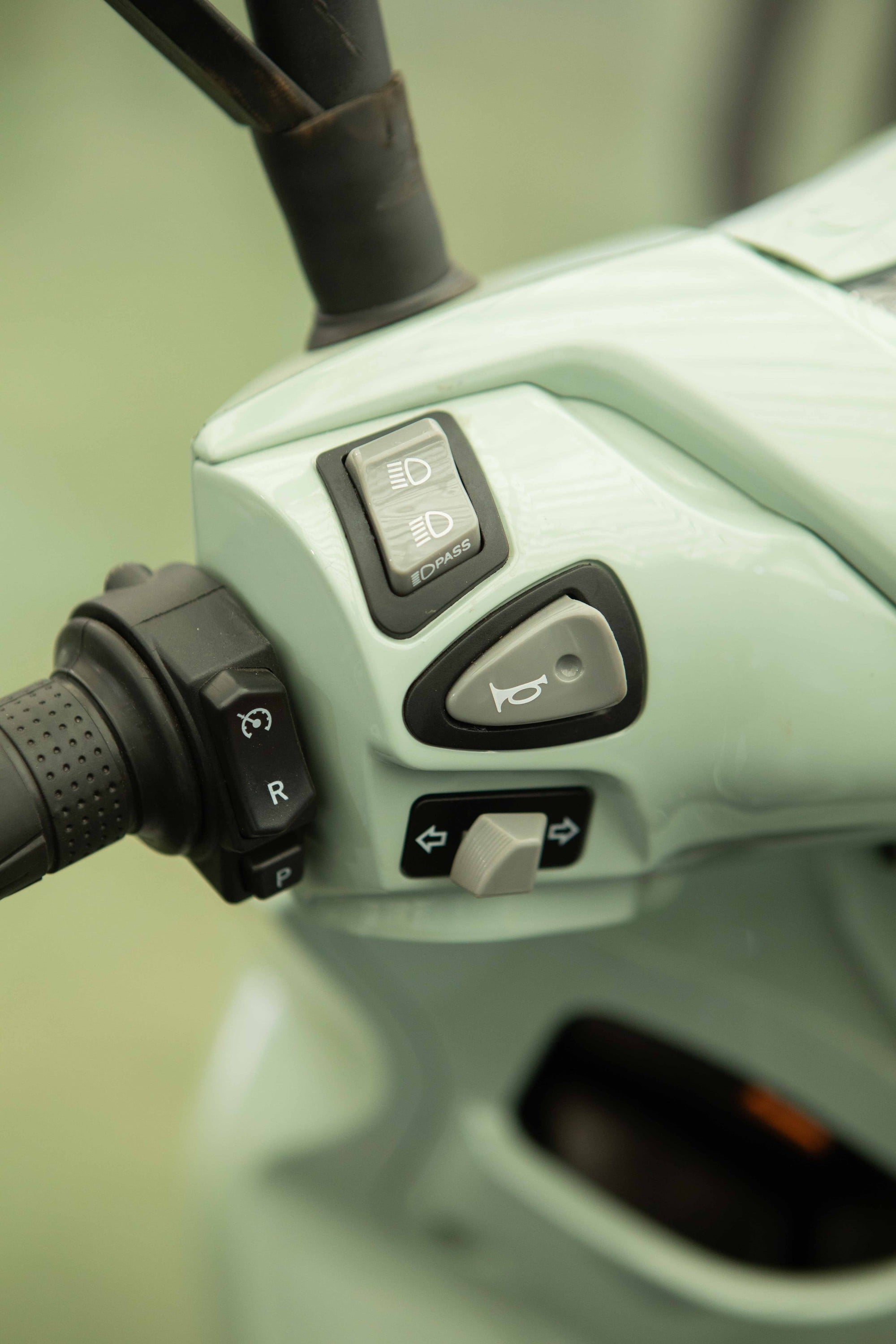 Xuất hiện xe máy điện được ví như SH tại Việt Nam có phanh ABS, khóa NFC, pin Li-ion, giá nhỉnh 30 triệu đồng - Ảnh 4.