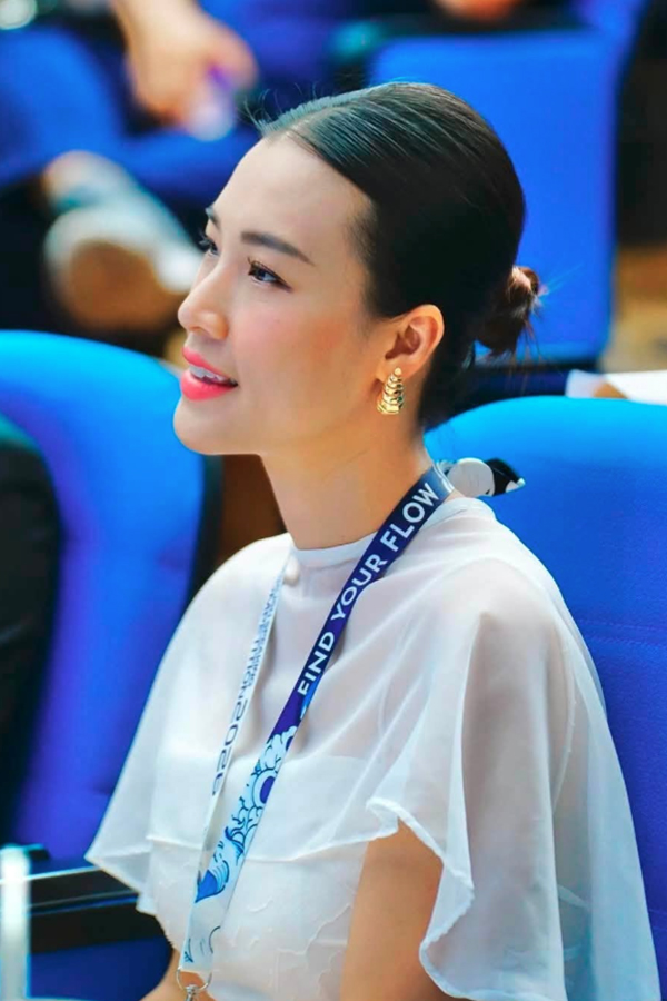 &Aacute; hậu Ho&agrave;ng Oanh đ&oacute;n tuổi 36 với t&acirc;m thế  - Ảnh 7.