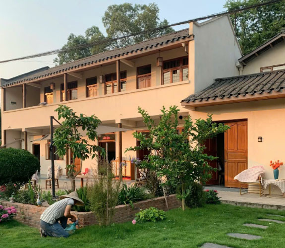 Cầm 2 tỷ đồng về qu&ecirc; x&acirc;y nh&agrave; sống với &ocirc;ng h&agrave;ng x&oacute;m, người phụ nữ thốt l&ecirc;n: 'Biết thế về sớm hơn' - Ảnh 2.