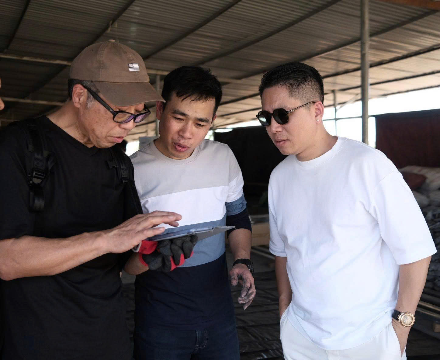 Bỏ qua tự ti về ngoại ngữ, nhiều người trẻ đưa n&ocirc;ng sản Việt ra thế giới chỉ bằng chiếc điện thoại - Ảnh 1.