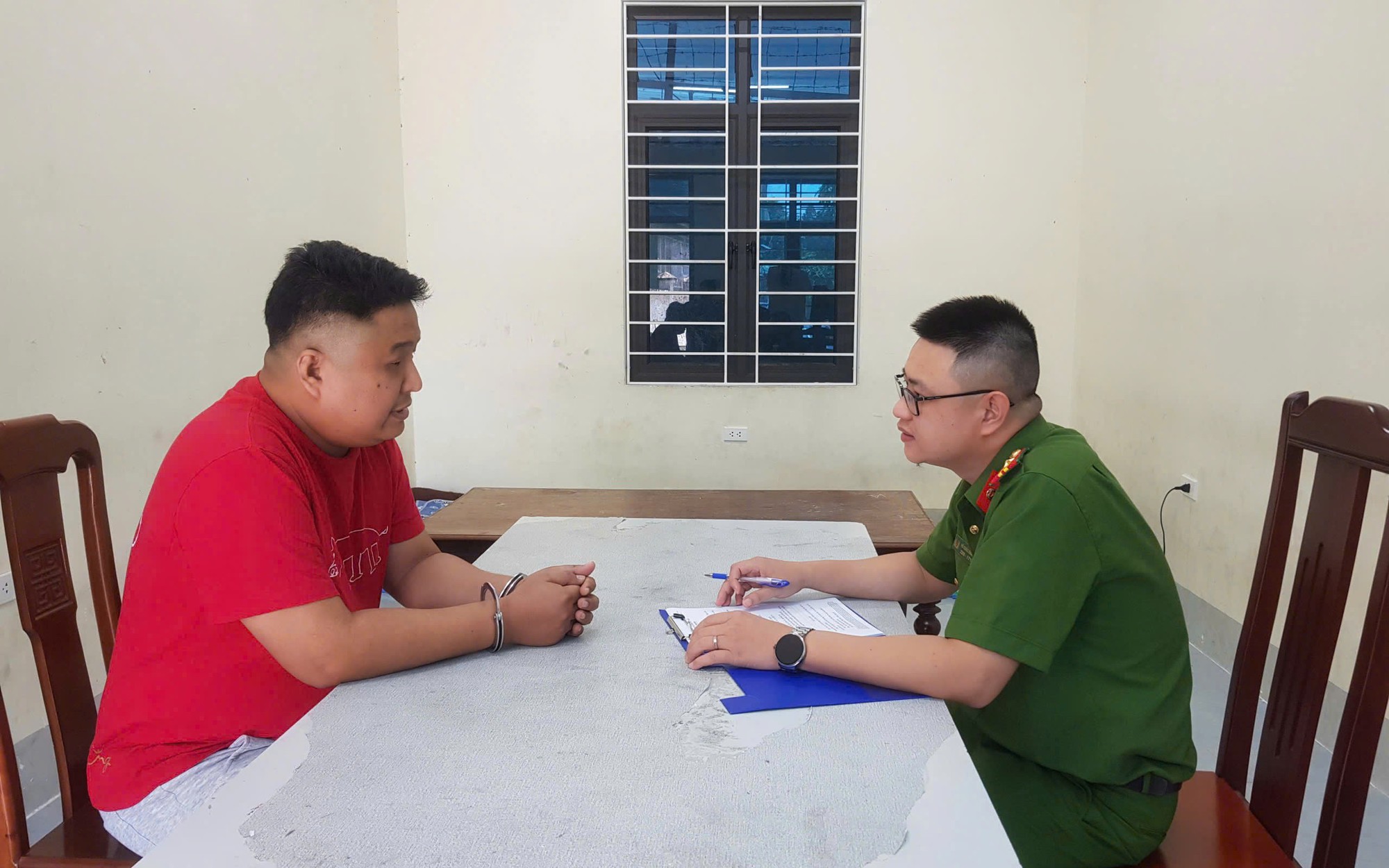 Vợ, chồng đứng t&ecirc;n sổ đỏ, ai phải k&yacute; đơn đăng k&yacute; biến động đất đai - Ảnh 1.