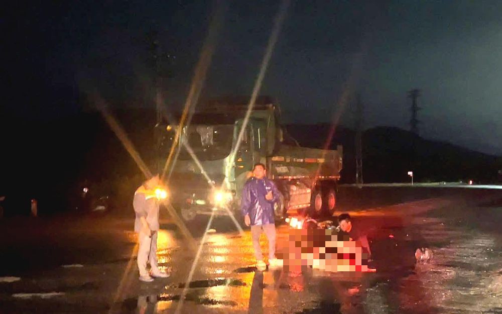 Va chạm với xe ô tô, hai người đi xe máy tử vong trong đêm - Ảnh 2.