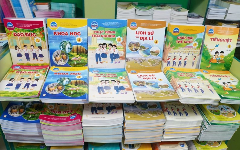 Phụ huynh 'đỏ mắt' t&igrave;m mua s&aacute;ch gi&aacute;o khoa cho con - Ảnh 4.