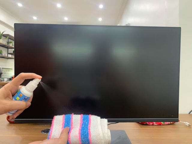 Vệ sinh tivi m&agrave;n h&igrave;nh phẳng thế n&agrave;o mới đ&uacute;ng? C&aacute;ch vệ sinh, loại khăn n&ecirc;n d&ugrave;ng v&agrave; th&oacute;i quen vệ sinh c&oacute; thể l&agrave;m hỏng tivi - Ảnh 2.
