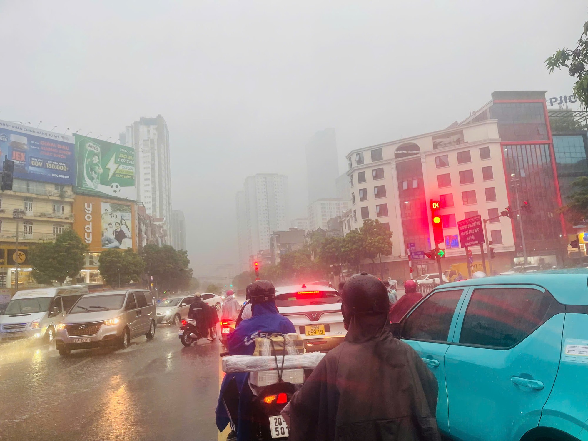 Áp thấp nhiệt đới đang ở ven bờ biển Quảng Trị, Hà Nội ảnh hưởng thế nào?- Ảnh 2.