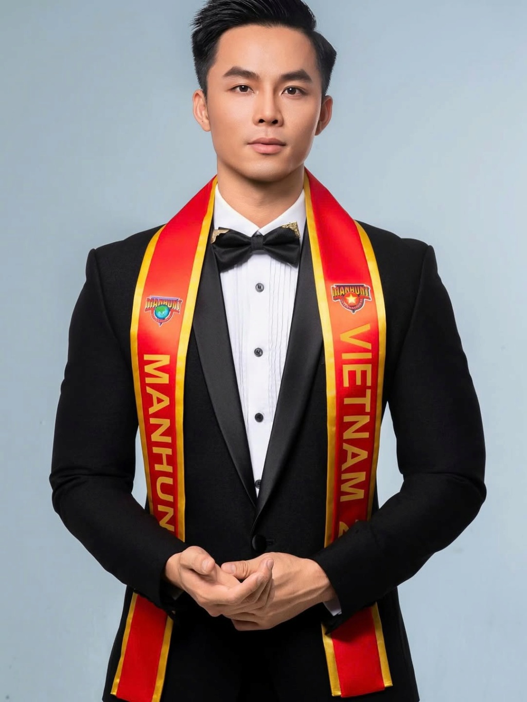 Chàng cựu tiếp viên hàng không tham dự Mister International 2026 là ai? - Ảnh 1.