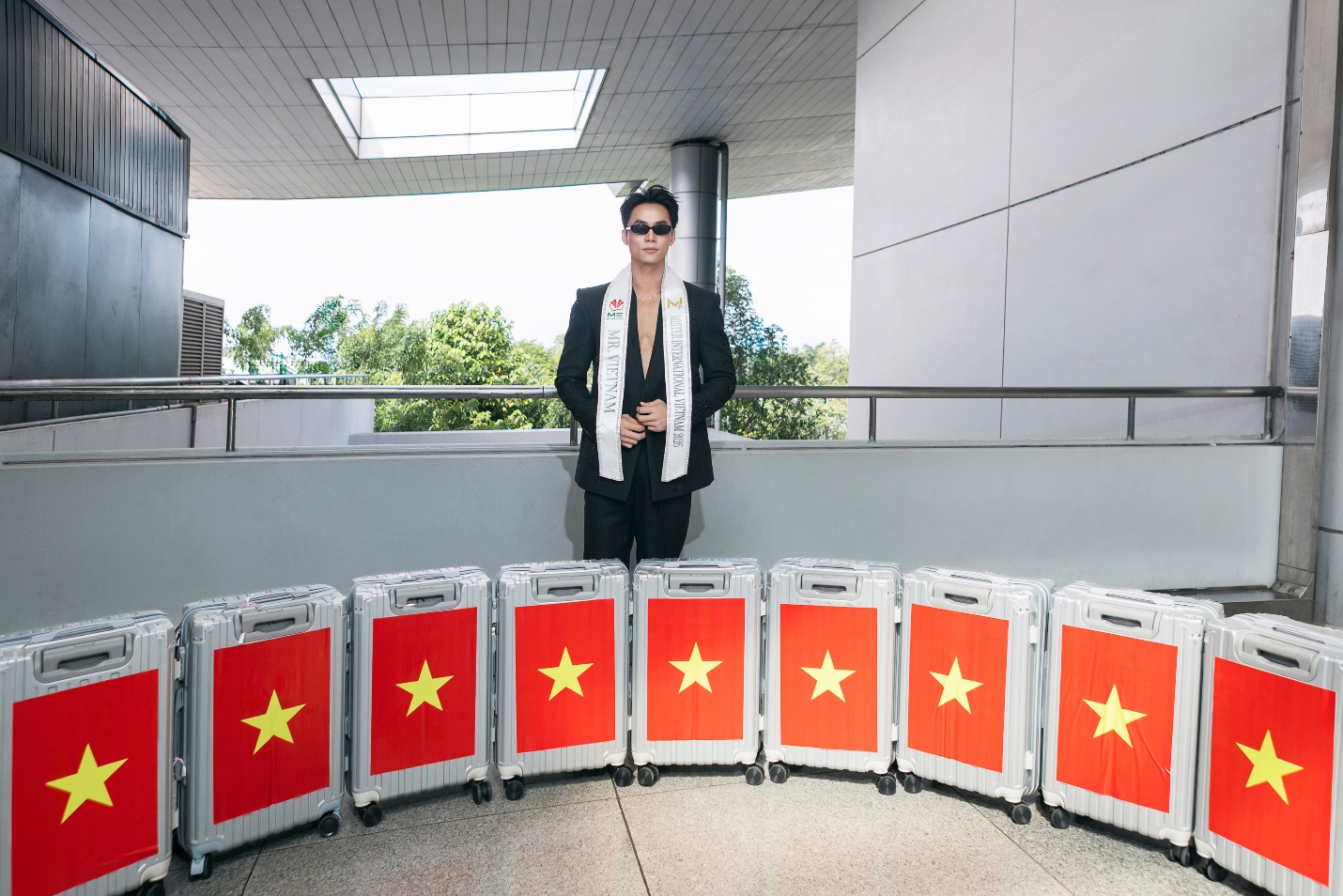 Chàng cựu tiếp viên hàng không tham dự Mister International 2026 là ai? - Ảnh 2.