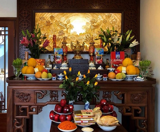 Đ&acirc;y l&agrave; l&yacute; do tại sao chọn hoa trưng b&agrave;n thờ lại quan trọng? Top c&aacute;c loại hoa  tr&ecirc;n b&agrave;n thờ mang &yacute; nghĩa c&aacute;t tường - Ảnh 1.