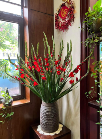 Đ&acirc;y l&agrave; l&yacute; do tại sao chọn hoa trưng b&agrave;n thờ lại quan trọng? Top c&aacute;c loại hoa  tr&ecirc;n b&agrave;n thờ mang &yacute; nghĩa c&aacute;t tường - Ảnh 2.