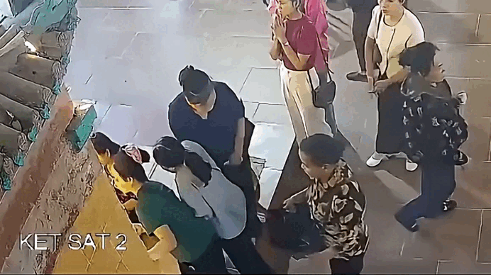 Bắc Ninh: Bắt giữ 2 phụ nữ trộm điện thoại của người d&acirc;n đi lễ đền Phấn Động - Ảnh 1.