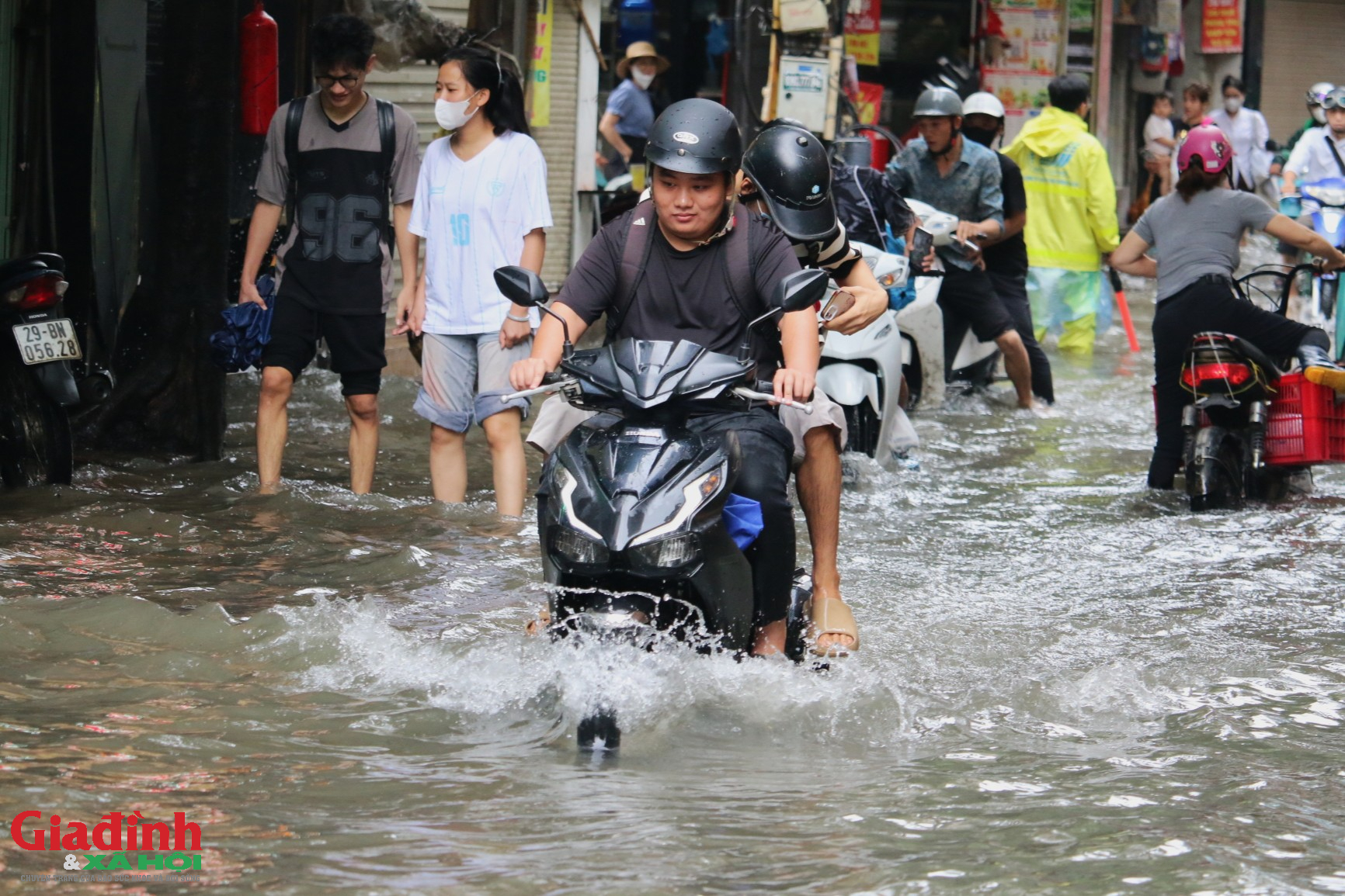 H&agrave; Nội: Mưa lớn 2 ng&agrave;y li&ecirc;n tiếp, phố Triều Kh&uacute;c h&oacute;a 's&ocirc;ng' người d&acirc;n b&igrave; b&otilde;m lội nước giờ cao điểm - Ảnh 4.