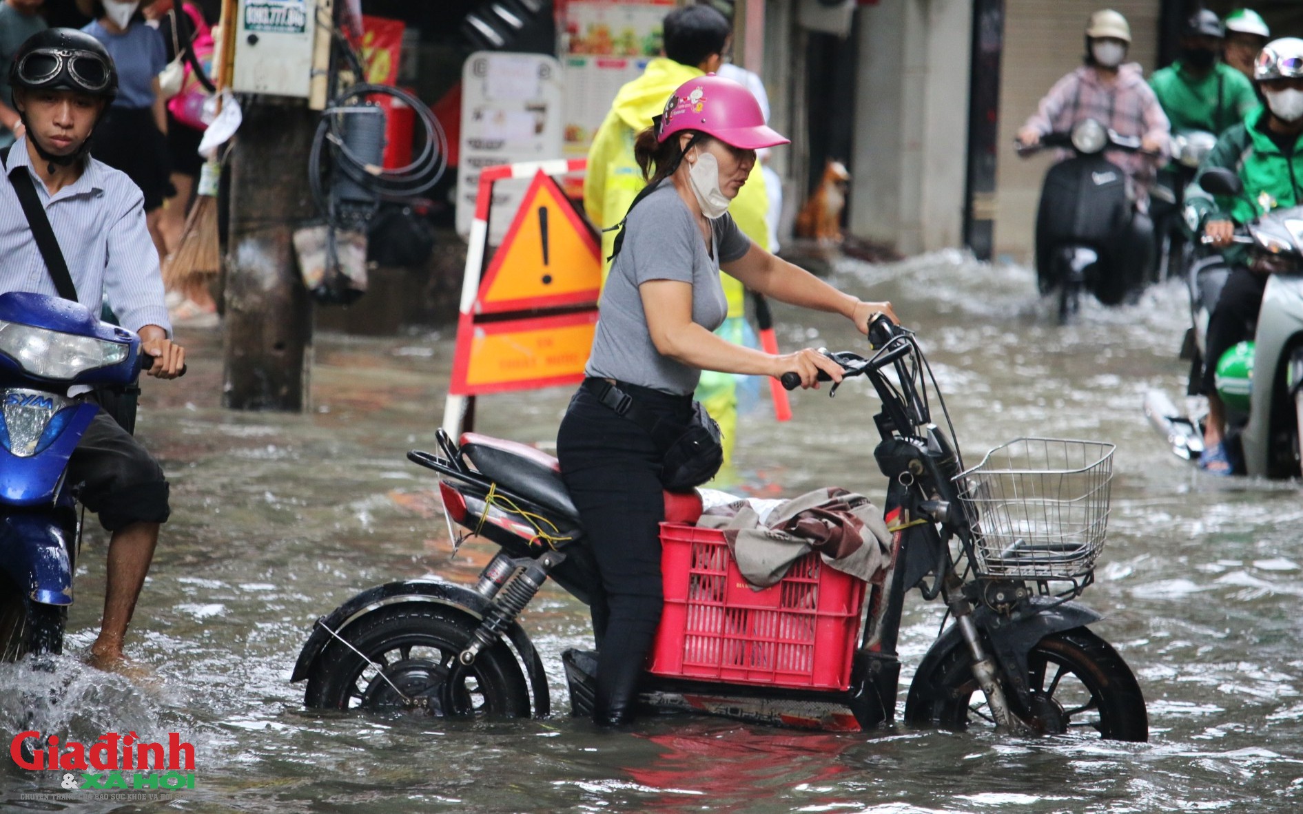 Hà Nội cảnh báo lũ dâng cao kỷ lục sau mưa lớn 300mm tháng 9 năm 2026 - Ảnh 1.