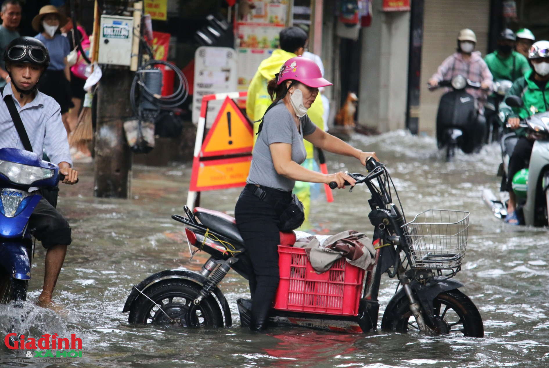 H&agrave; Nội: Mưa lớn 2 ng&agrave;y li&ecirc;n tiếp, phố Triều Kh&uacute;c h&oacute;a 's&ocirc;ng' người d&acirc;n b&igrave; b&otilde;m lội nước giờ cao điểm - Ảnh 5.
