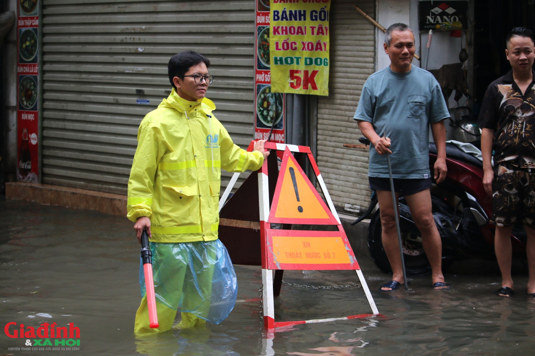 H&agrave; Nội: Mưa lớn 2 ng&agrave;y li&ecirc;n tiếp, phố Triều Kh&uacute;c h&oacute;a 's&ocirc;ng' người d&acirc;n b&igrave; b&otilde;m lội nước giờ cao điểm - Ảnh 9.