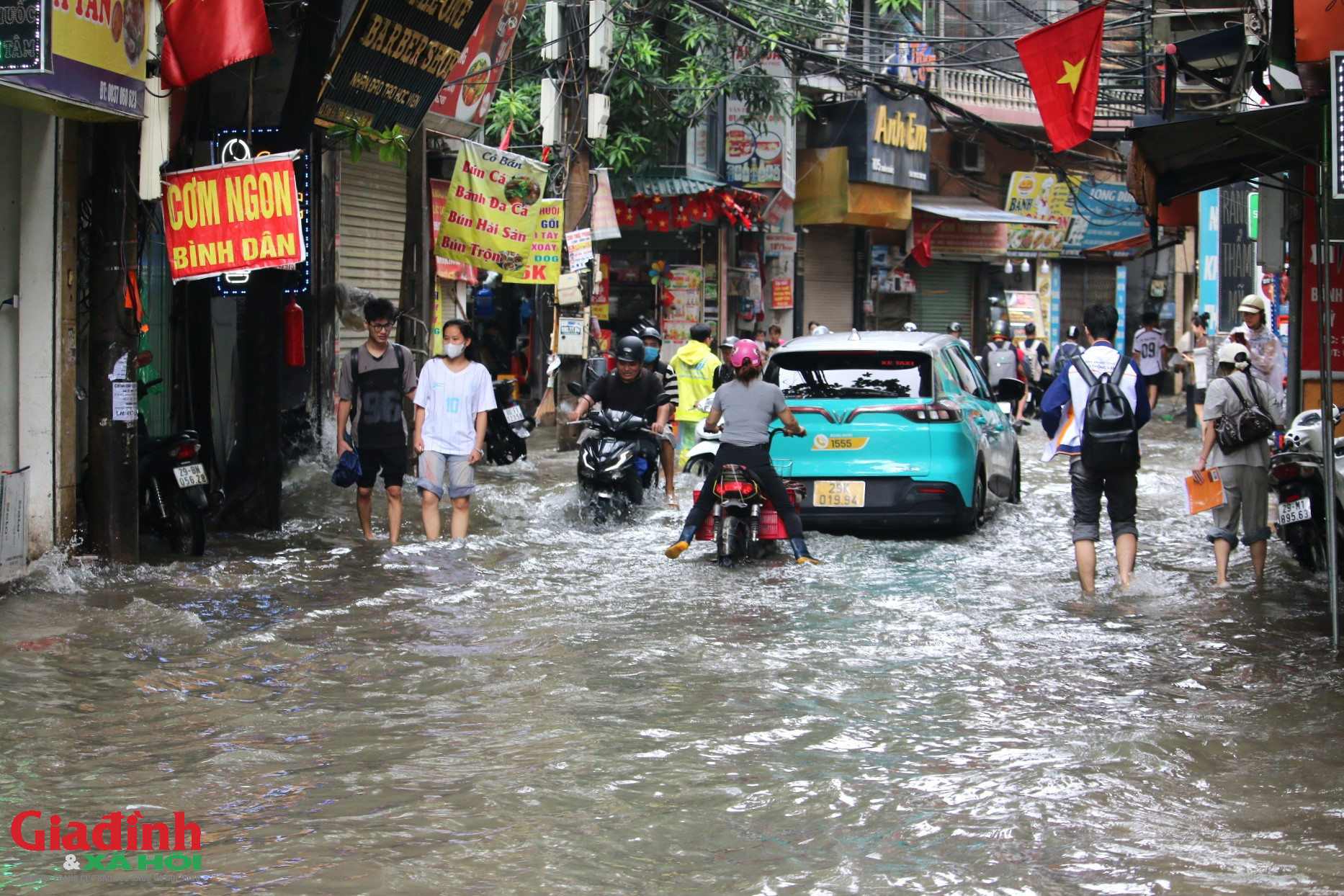 H&agrave; Nội: Mưa lớn 2 ng&agrave;y li&ecirc;n tiếp, phố Triều Kh&uacute;c h&oacute;a 's&ocirc;ng' người d&acirc;n b&igrave; b&otilde;m lội nước giờ cao điểm - Ảnh 1.