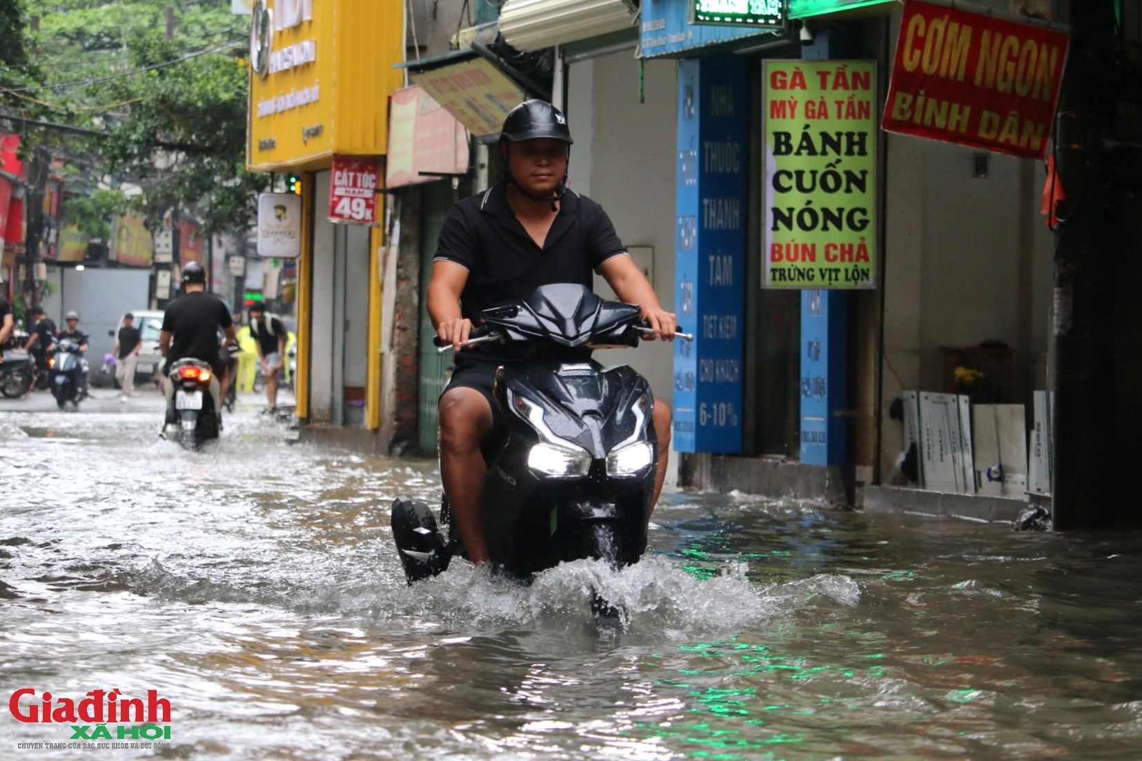 H&agrave; Nội: Mưa lớn 2 ng&agrave;y li&ecirc;n tiếp, phố Triều Kh&uacute;c h&oacute;a 's&ocirc;ng' người d&acirc;n b&igrave; b&otilde;m lội nước giờ cao điểm - Ảnh 3.