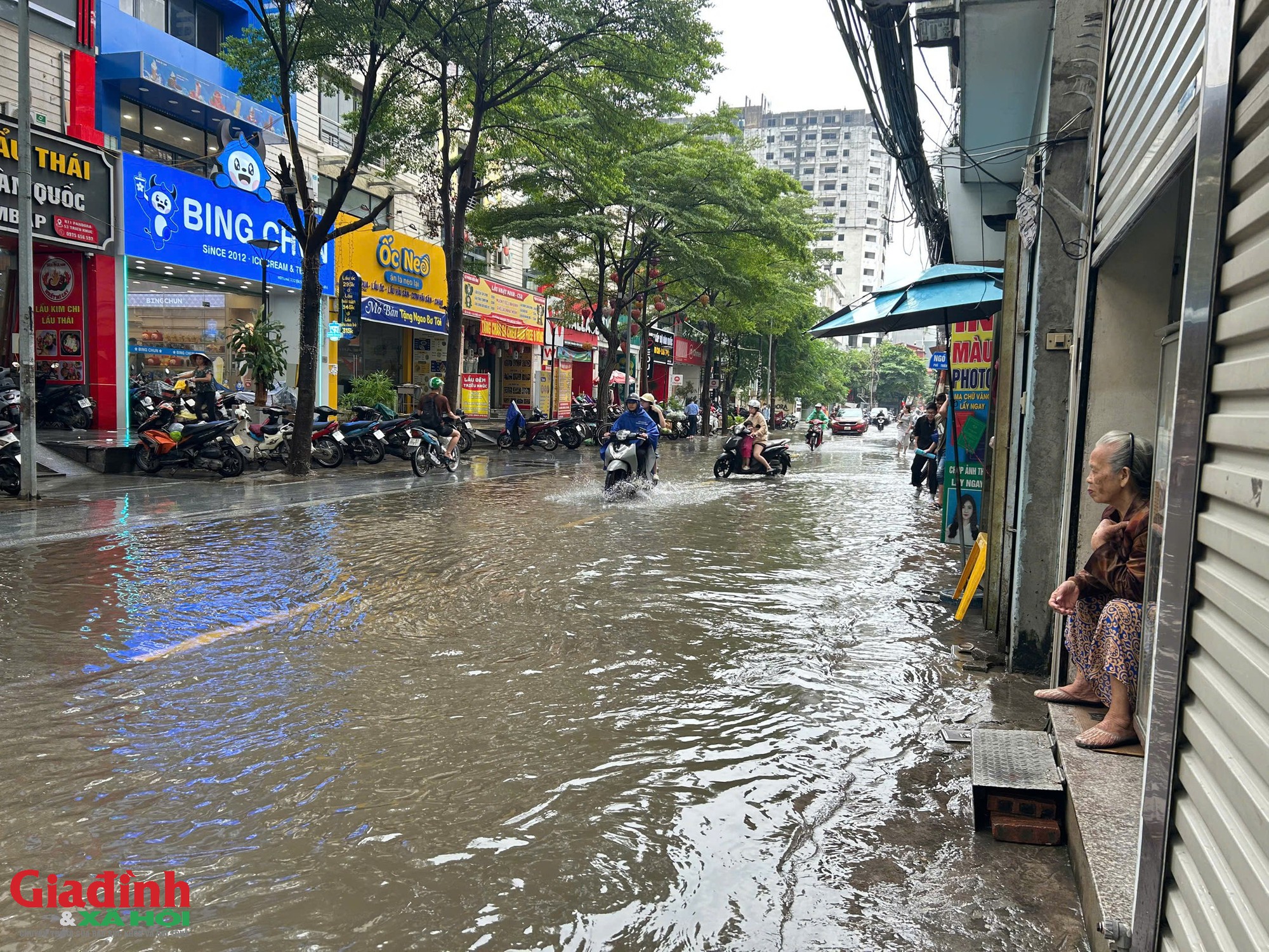H&agrave; Nội: Mưa lớn 2 ng&agrave;y li&ecirc;n tiếp, phố Triều Kh&uacute;c h&oacute;a 's&ocirc;ng' người d&acirc;n b&igrave; b&otilde;m lội nước giờ cao điểm - Ảnh 6.