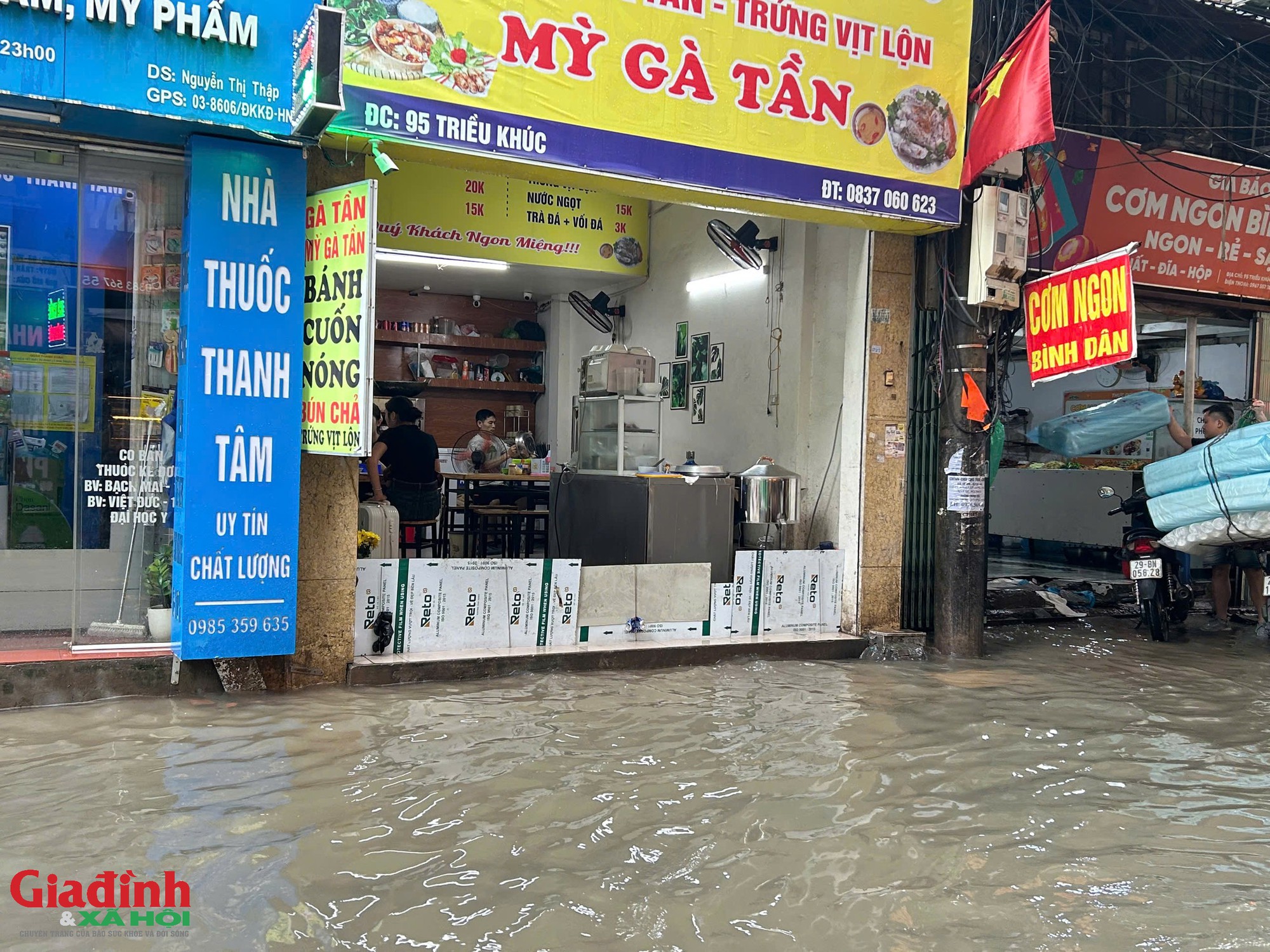 H&agrave; Nội: Mưa lớn 2 ng&agrave;y li&ecirc;n tiếp, phố Triều Kh&uacute;c h&oacute;a 's&ocirc;ng' người d&acirc;n b&igrave; b&otilde;m lội nước giờ cao điểm - Ảnh 7.