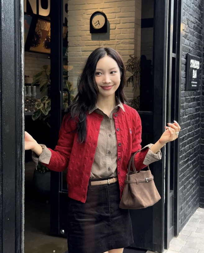 Diện cardigan như Hương Li&ecirc;n để trở th&agrave;nh sao m&ugrave;a thu H&agrave; Nội 2026 - Ảnh 9.