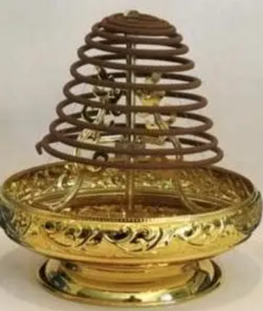 C&oacute; n&ecirc;n cắm c&acirc;y thắp hương v&ograve;ng v&agrave;o b&aacute;t hương gia ti&ecirc;n? C&aacute;ch thắp hương v&ograve;ng đ&uacute;ng c&aacute;ch v&agrave; những lưu &yacute; quan trọng - Ảnh 3.