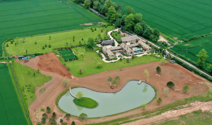 David Beckham h&eacute; lộ g&oacute;c biệt thự gần gũi với cuộc sống tại Cotswold - Ảnh 5.