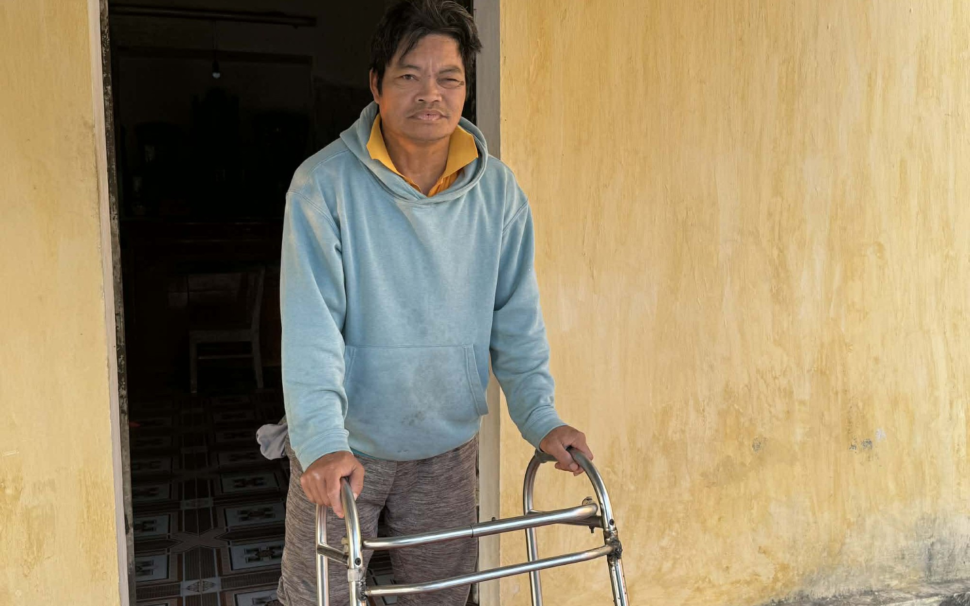 Bé trai bị bỏ rơi trước cổng chùa nhận hơn 11 triệu đồng để phẫu thuật dị tật - Ảnh 3.