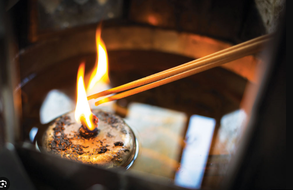 Thắp hương buổi tối n&ecirc;n biết điều n&agrave;y để kh&ocirc;ng rước họa v&agrave; d&ugrave;ng miệng để thồi hương c&oacute; được kh&ocirc;ng? - Ảnh 2.